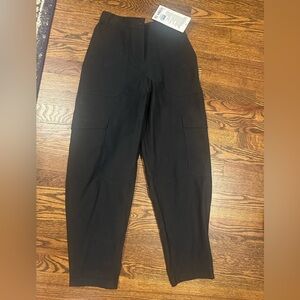 Lululemon black light utilitech cargo pocket HR pan size 24